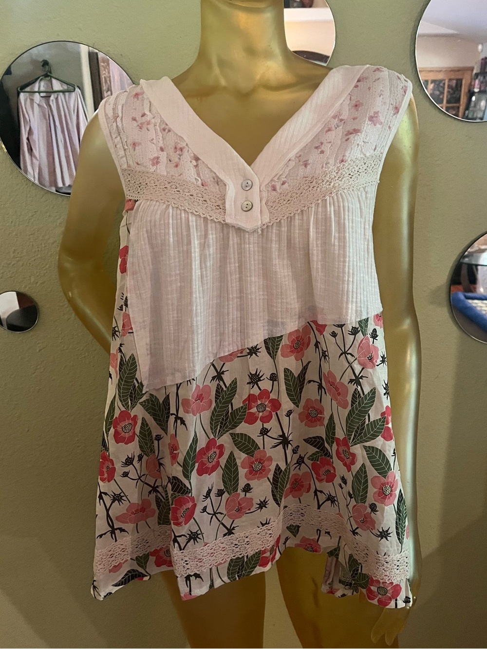 POL Oversized Floral Lace-Trim Sleeveless Top